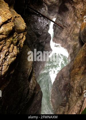 Vue de dessus de la gorge étroite de Breitachklamm créée par le rivière Breitach en Allemagne Banque D'Images