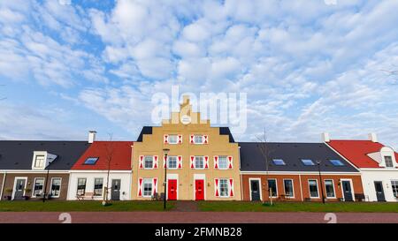 Belles maisons modernes et colorées de style hollandais Banque D'Images