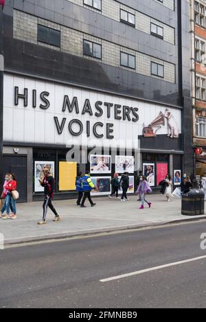Les gens passent par l'ancien magasin phare de HMV à Oxford Street, maintenant fermé définitivement. Londres, Angleterre, Royaume-Uni Banque D'Images