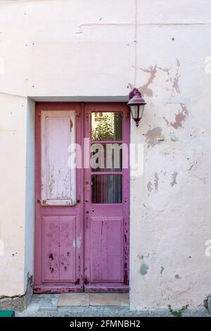 porte mauve, mur blanc, lanterne Banque D'Images