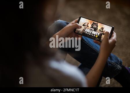 Bucarest, ROUMANIE - 10 mai 2021 : image éditoriale illustrative d'un enfant jouant au jeu Call of Duty sur un téléphone portable. Banque D'Images