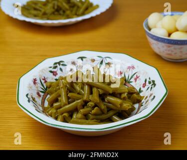 Haricots verts et pommes de terre sur plusieurs assiettes Banque D'Images