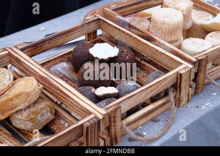 Des sortes aléatoires de fromages français traditionnels à vendre sur le marché rural. Fabrication de fromage Banque D'Images