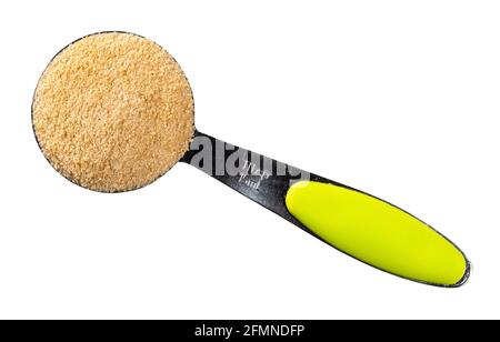 Vue de dessus du sucre de noix de coco granulé dans une cuillère à soupe en acier découpe sur fond blanc Banque D'Images