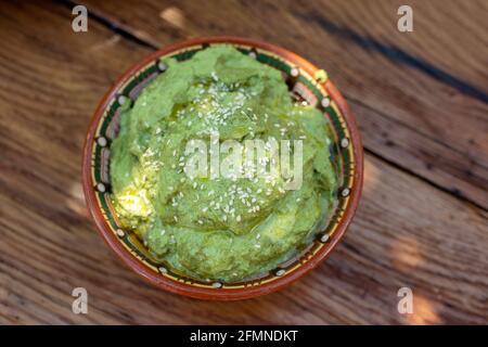 Pâtes à base de sauce aux épinards verts avec basilic, ail, citron, graines de tournesol, huile d'olive et graines de sésame. Encas ou hors-d'œuvre bio. FL Banque D'Images