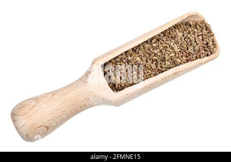 vue de dessus des fruits d'ajowan dans une écope en bois découpée sur arrière-plan blanc Banque D'Images