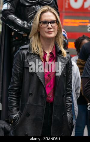 New York, États-Unis. 10 mai 2021. L'actrice Stephanie March, plus connue pour son rôle d'assistante de New York, DA Alexandra Cabot, dans la série de longue date de la NBC Law & Order: Special victimes Unit, rejoint le candidat démocrate de New York pour le maire Ray McGuire lors d'une conférence de presse à Times Square. New York City, New York USA 10 mai 2021 (photo de Steve Sanchez/SipaUSA). Credit: SIPA USA/Alay Live News Banque D'Images