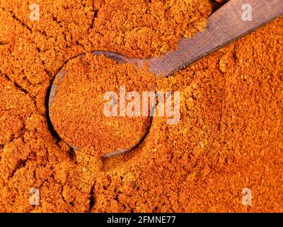 vue de dessus d'une cuillère en bois sur un tas de poudre de chili du poivre de cayenne en gros plan Banque D'Images