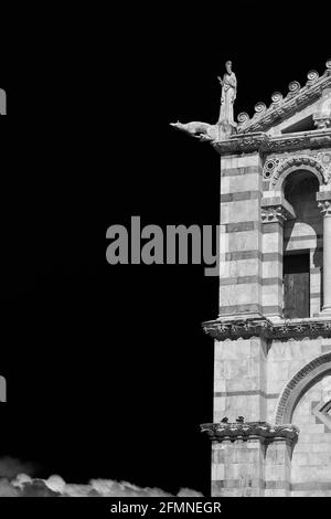 Façade romane de la cathédrale de Pise, achevée au XIIe siècle (noir et blanc avec espace copie) Banque D'Images