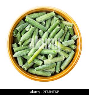 Vue de dessus des haricots verts coupés et congelés en rond découpe du bol sur fond blanc Banque D'Images