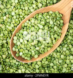 vue de dessus des petits pois verts dans une cuillère en bois Banque D'Images