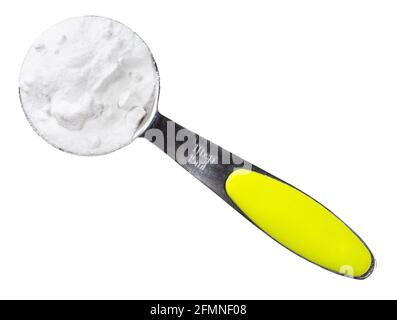 vue de dessus du bicarbonate de soude (bicarbonate de sodium) en mesurant la découpe de cuillère à soupe sur fond blanc Banque D'Images