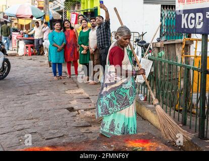 Mysuru, Karnataka, Inde - janvier 2019 : une femme indienne âgée travaillant dans l'assainissement balayant les rues avec une grande baguette en bois dans l'ic Banque D'Images