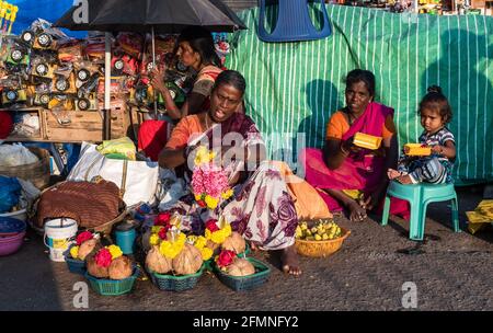 Mysore, Karnataka, Inde - janvier 2019 : une femme indienne qui vend des fleurs colorées sur son pavé situé sur le bord de la route, stalle dans les rues de la ville de Mysuru Banque D'Images