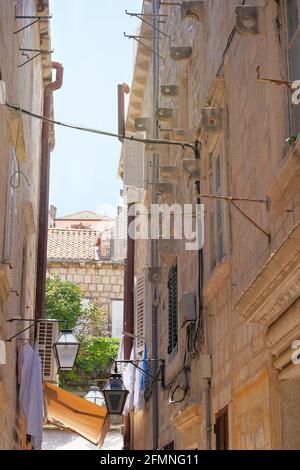 Entre les murs des maisons. Passage entre les murs de la vieille ville, la partie historique de la ville. Été en Croatie, Dubrovnik. Banque D'Images