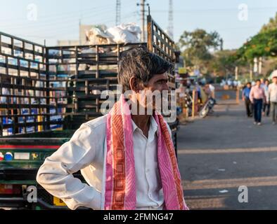 Mysore, Karnataka, Inde - janvier 2019 : portrait de rue franc d'un Indien d'âge moyen portant une chemise blanche et un châle rose souriant. Banque D'Images