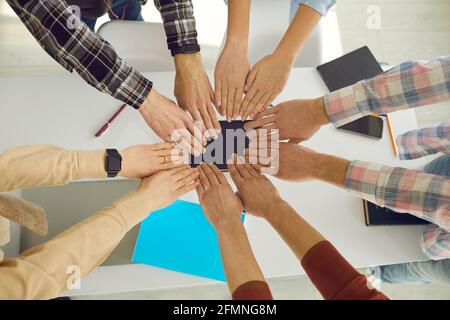 Les mains des gens, qu'ils replient ensemble pour que le cercle soit formé comme un symbole de l'unité. Banque D'Images