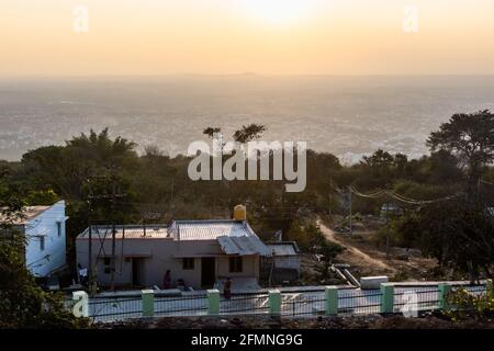 Mysore, Karnataka, Inde - janvier 2019 : une vue aérienne de la ville de Mysore depuis un sommet de colline dans les collines de Chamundi. Banque D'Images