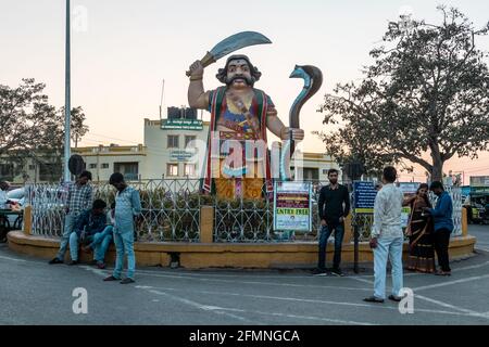 Mysore, Karnataka, Inde - janvier 2019 : touristes devant la statue du démon Mahishasura dans la région des collines de Chamundi de la ville de Mysuru. Banque D'Images