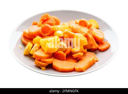 tranches de légumes cuits à la vapeur, navets, patates douces, carottes sur plaque grise découpée sur fond blanc Banque D'Images