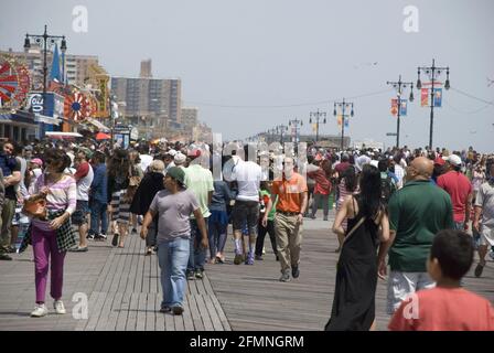 NEW YORK CITY, ÉTATS-UNIS - 24 mai 2015 : promenade surpeuplée au parc d'attractions de Coney Island à Brooklyn, New York Banque D'Images