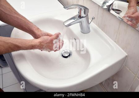 les hommes se lavent les mains pour prévenir la maladie du virus de la coronie propageant la désinfection avec du savon et de l'eau Banque D'Images