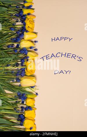 Carte de vœux verticale avec inscription Happy Teachers Day sur fond beige avec tulipes jaunes. Banque D'Images