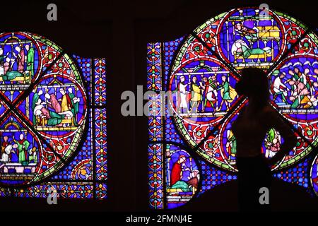 Le personnel du British Museum de Londres dévoile une fenêtre de vitraux vieille de 800 ans prête de la cathédrale de Canterbury au musée pour un nouveau « Thomas Becket: Le meurtre et la réalisation d'une exposition saint' qui se déroule du 20 mai au 22 août 2021, alors que le musée se prépare pour le public avant d'assouplir davantage les restrictions de confinement en Angleterre. Date de la photo: Mardi 11 mai 2021. Banque D'Images