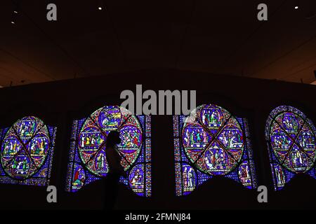 Le personnel du British Museum de Londres dévoile une fenêtre de vitraux vieille de 800 ans prête de la cathédrale de Canterbury au musée pour un nouveau « Thomas Becket: Le meurtre et la réalisation d'une exposition saint' qui se déroule du 20 mai au 22 août 2021, alors que le musée se prépare pour le public avant d'assouplir davantage les restrictions de confinement en Angleterre. Date de la photo: Mardi 11 mai 2021. Banque D'Images