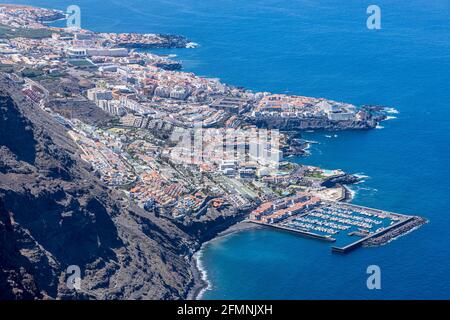 Vue aérienne depuis les falaises sur le port de plaisance et le village de Los Gigantes, Ténérife, îles Canaries Banque D'Images