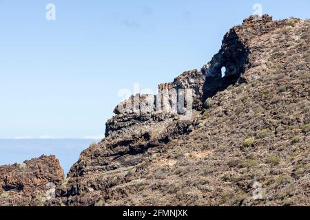 Promenez-vous au-dessus des falaises la formation rocheuse connue sous le nom d'oeil de Los Gigantes, Tenerife, îles Canaries Banque D'Images