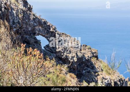 Promenez-vous au-dessus des falaises la formation rocheuse connue sous le nom d'oeil de Los Gigantes, Tenerife, îles Canaries Banque D'Images