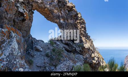 Promenez-vous au-dessus des falaises la formation rocheuse connue sous le nom d'oeil de Los Gigantes, Tenerife, îles Canaries Banque D'Images