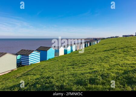 Des rangées de plages colorées sur les pentes de Tankerton sur la rive de l'estuaire de la Tamise, Tankerton, Whitstable, Kent, Royaume-Uni Banque D'Images