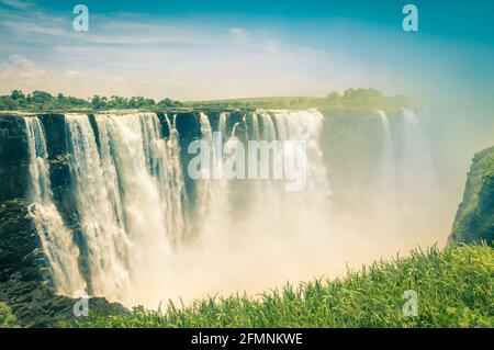 Carte postale d'époque des chutes d'eau de Victoria - merveille naturelle du Zimbabwe - continent africain Banque D'Images