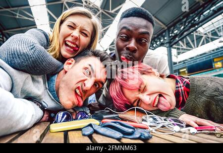 Des amis ivres prenant le selfie avec des visages fous drôles à l'intérieur Événement - concept d'amitié heureux sur les personnes milléniales s'amuser ensemble Banque D'Images