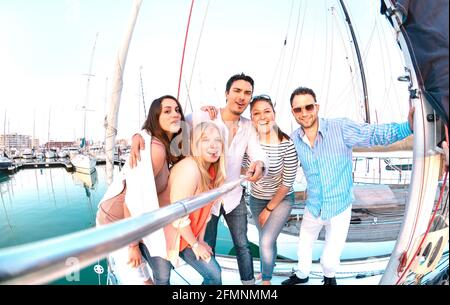 Groupe d'amis prenant le selfie photo avec bâton sur la voile de luxe Voyage en bateau - concept d'amitié avec les jeunes gens de millénial s'amuser ensemble Banque D'Images