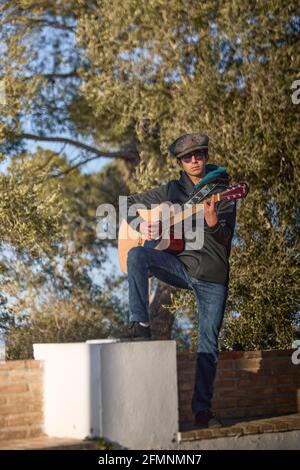 jeune homme en tenue décontractée jouant de la guitare flamenco Banque D'Images