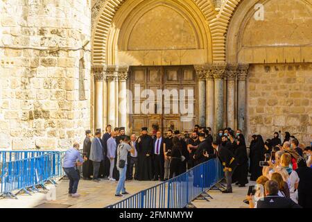 Jérusalem, Israël - 30 avril 2021 : rituel d'ouverture de la porte, réunissant musulmans et chrétiens, le Vendredi Saint orthodoxe, dans l'église Saint-Sépulcre, Jeru Banque D'Images