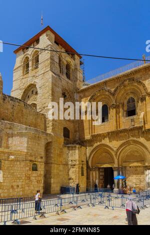 Jérusalem, Israël - 30 avril 2021 : vue sur la cour de l'église Saint-Sépulcre, avec les pèlerins, la vieille ville de Jérusalem, Israël Banque D'Images