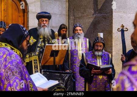 Jérusalem, Israël - 30 avril 2021 : patriarche copte et prêtres, le Vendredi Saint orthodoxe, dans l'église Saint-Sépulcre, vieille ville de Jérusalem, Israël Banque D'Images