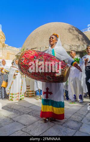 Jérusalem, Israël - 01 mai 2021 : Pachal Vigil (Saint samedi de Pâques) danse de la communauté orthodoxe éthiopienne de l'Église Tewahedo, dans la cour de Banque D'Images