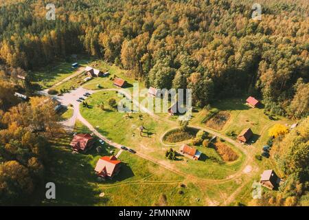 Bélarus, Réserve de biosphère de Berezinsky. Vue panoramique sur le complexe touristique de Nivki à l'automne, le soleil. Panorama Banque D'Images