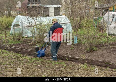 POLOGNE, LOMZA - 01 mai 2021 : un agriculteur situé sur une ferme privée cultive une parcelle pour planter des plantes. Photo. Banque D'Images