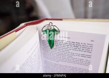 Broche verte sur le livre Seigneur des anneaux. Les feuilles de Lorien étaient des broches données par Galadriel aux membres de la Fellowship de l'anneau à la fin Banque D'Images