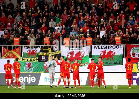 Photo du dossier du 16-11-2019 des joueurs du pays de Galles applaudissant les fans après le coup de sifflet final lors du match de qualification de l'UEFA Euro 2020 à la Bakcell Arena, Bakou. Date de publication : le mardi 11 mai 2021. Banque D'Images