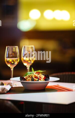 Pâtes de fruits de mer gastronomiques au vin blanc Banque D'Images
