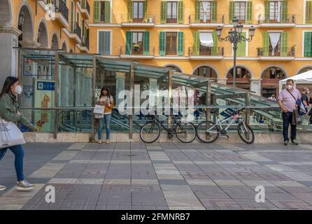 Palma de Mallorca, Espagne; avril 13 2021: Vue générale de la Plaza Mayor, dans le centre historique de Palma, avec des personnes marchant avec des masques à cause du C Banque D'Images