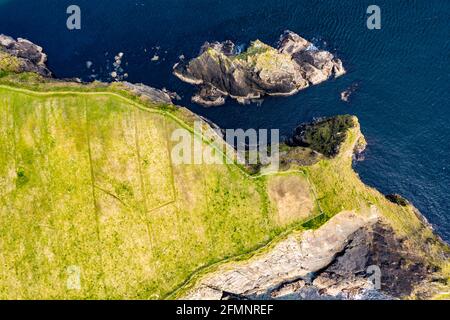 Vue aérienne des falaises de Malin Beg dans le comté de Donegal - Irlande. Banque D'Images
