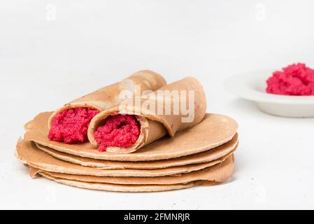 Blinis (crêpes au caviar rouge typique du carnaval russe) Banque D'Images